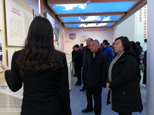 全體黨員認(rèn)真聽取講解.jpg 全體黨員認(rèn)真聽取講解.jpg