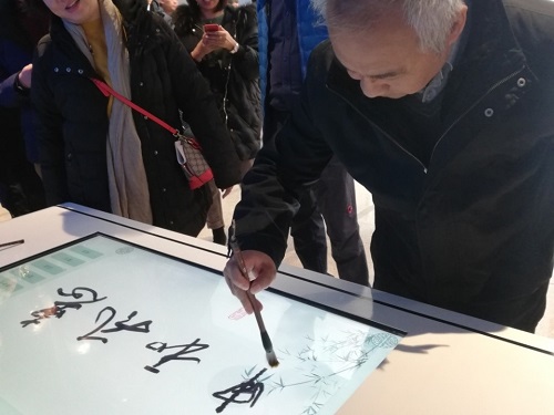 張平書記參與體驗(yàn)活動(dòng).jpg 張平書記參與體驗(yàn)活動(dòng).jpg