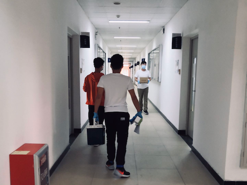 上周剛返校的老師實驗室急需手套，上圖為老師剛從喀斯瑪廣醫(yī)倉儲領(lǐng)取兩盒手套，喀斯瑪工作人員隨老師去辦公室下單并配送 .png